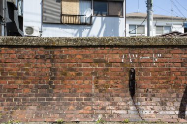 Endüstriyel şehrin eski tuğla duvarı     