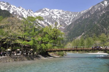 Karla kaplı dağın tepesinin güzel manzarası 