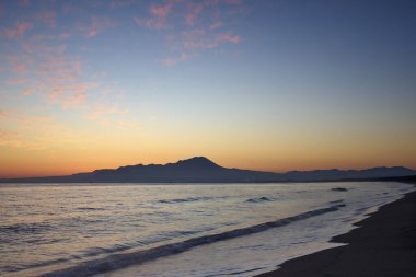 Deniz Sahil üzerinde güzel gün batımı     