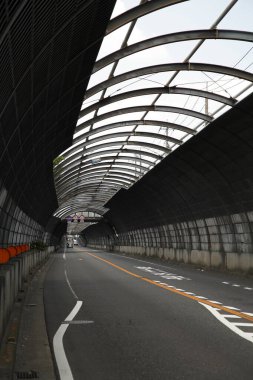 Modern mimari tünel yapısı içindeki boş yol görüntüsü