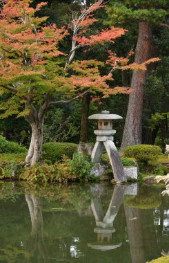 Kyoto, göletli Japon bahçesi.