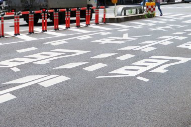 Şehirdeki asfalt yolun yakın görüntüsü