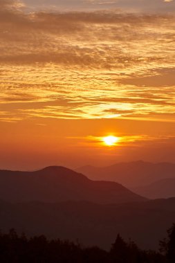 Dağlarda gün batımı