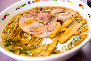 Domuz eti ve sebzeli Asya eriştesi.