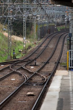 Şehir yaşamı, parlak Japon şehrinde yaygın bir manzara olan yüksek demiryolu hatlarının altında vızıldıyor..