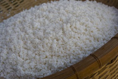Hasır sepette beyaz pirinç yığını