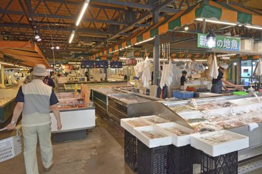 Taze deniz ürünleri tezgahlarını araştırıyorum.