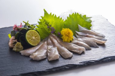 Tabakta balık sashimi, Asya yemeği.