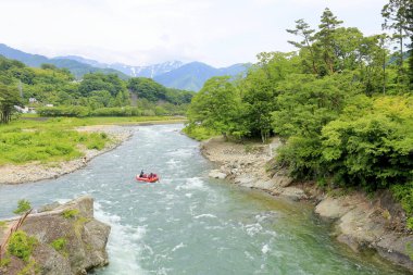 İnsanlar Japonya 'da nehir boyunca rafting yapıyorlar. 