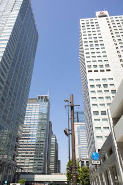 Güneşli bir günde modern şehir mimarisi. Mavi gökdelenlere karşı şehrin manzarası