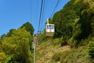 Güneşli bir günde dağlardaki teleferik manzarası