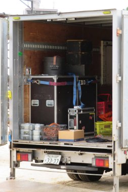 Alet çantaları ve malzeme dolu açık bir kamyon.