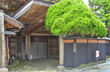 Köydeki eski geleneksel Japon mimarisi.