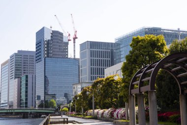 Güneşli bir günde modern şehrin mimarisi