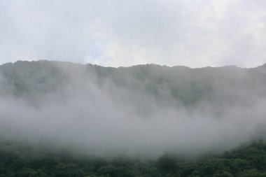 Sisli dağların güzel manzarası