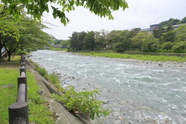 Japonya 'daki nehir dağlarda doğa arka planında.