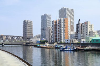 Japon şehrinin modern mimarisi