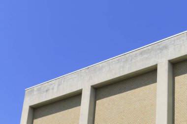 Binanın düşük açılı görüntüsü ve açık mavi gökyüzü