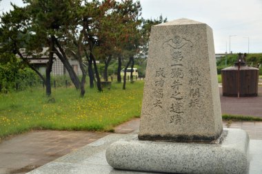 Çin el yazısı hiyerogliflerinin olduğu anıtın görüntüsü.