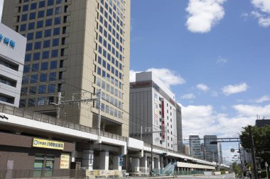 Şehirdeki modern ofis binaları, Japonya 'da güneşli bir günde gökdelenler.