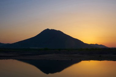Deniz Sahil üzerinde güzel gün batımı 