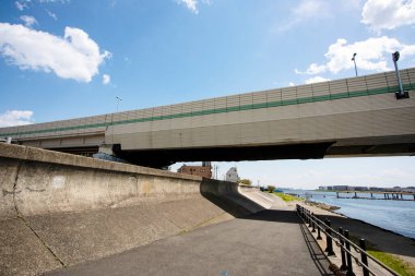 Metropolitan Otoyolu Yokohane Hattı ve Tama Nehri, Japonya
