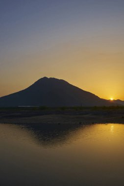 Denizin üzerinde gün batımının güzel manzarası     