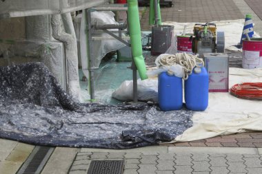 Şantiyeye saçılmış çeşitli araç ve gereçler