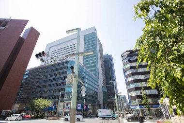 Güneşli bir günde şehrin gökdelenlerinin manzarası. Modern şehir mimarisi