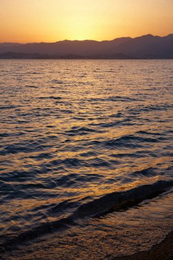 Deniz Sahil üzerinde güzel gün batımı 