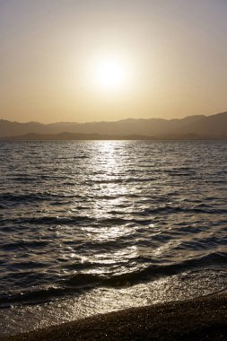 Deniz Sahil üzerinde güzel gün batımı 