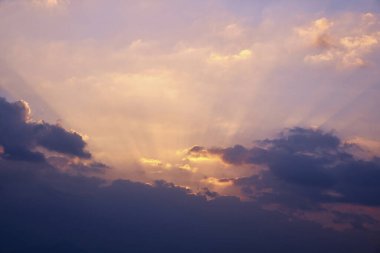 Bulutların üzerinde güzel gün batımı ışığı. Dramatik doğa geçmişi