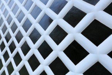 Koyu arkaplana karşı beyaz ızgaranın geometrik deseni