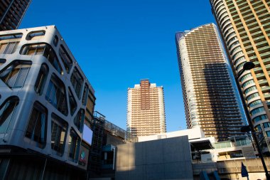 Güneşli bir günde Asya şehrinin modern şehir mimarisi