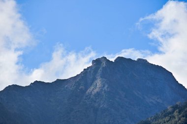 Bulutlu güzel dağ manzarası        