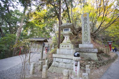 Geleneksel Japon tapınağının manzarası