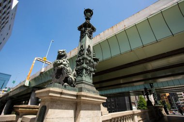 Meiji döneminden beri Japonya 'daki en tarihi köprülerden biri olan aslan heykeliyle Nihonbashi Köprüsü. Tokyo 'nun en popüler turistik merkezlerinden biri..