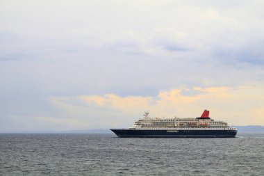 Gemi denizde yüzüyor, seyahat konsepti.