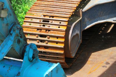 Ağır makineler üzerindeki paslı metal parçalarının yakınlaştırılması