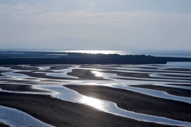Kumsalda gün batımı ve mavi gökyüzü