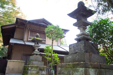 Tapınak manzarası, geleneksel Japon mimarisi.