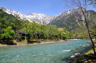 Karla kaplı dağın tepesinin güzel manzarası 