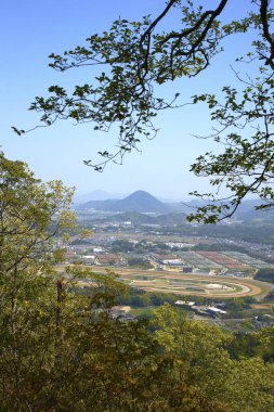 Mavi gökyüzü ile güzel dağ manzarası