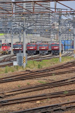 Modern Asya şehrinde demiryolu manzarası