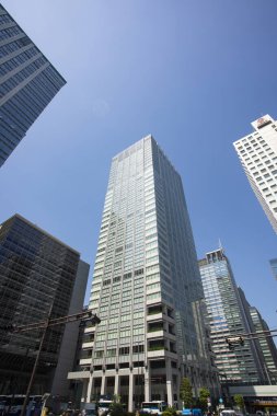 Güneşli bir günde şehrin gökdelenlerinin manzarası. Modern şehir mimarisi