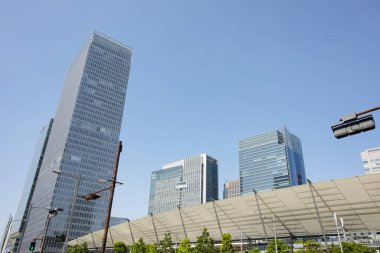 Güneşli bir günde şehrin modern binası