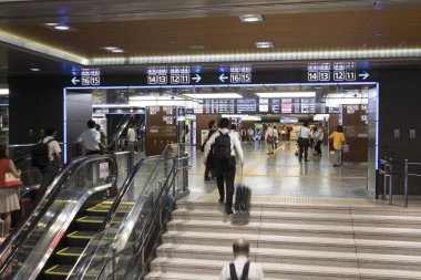 Fukuoka, Japonya 'daki Hakata İstasyonu' nun Shinkansen aktarma kapısı