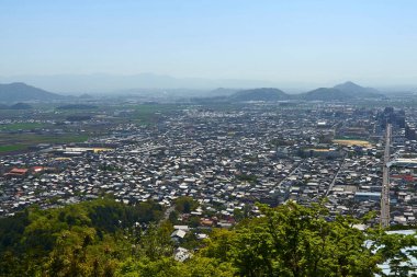 Ufukta dağlarla vadideki şehrin hava manzarası