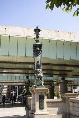 Meiji döneminden beri Japonya 'daki en tarihi köprülerden biri olan aslan heykeliyle Nihonbashi Köprüsü. Tokyo 'nun en popüler turistik merkezlerinden biri..