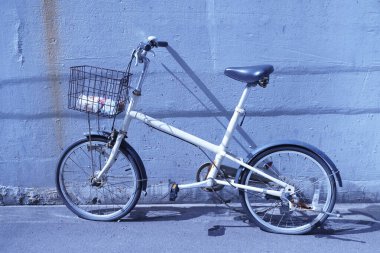 Bisikleti sokağa park ettim.